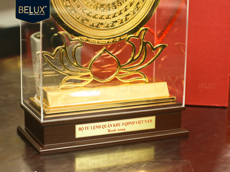 Lô Biểu trưng mặt trống hoa sen Bộ Tư Lệnh Quân Khu 5 cao 25cm bằng đồng mạ vàng 24k thiết kế theo yêu cầu